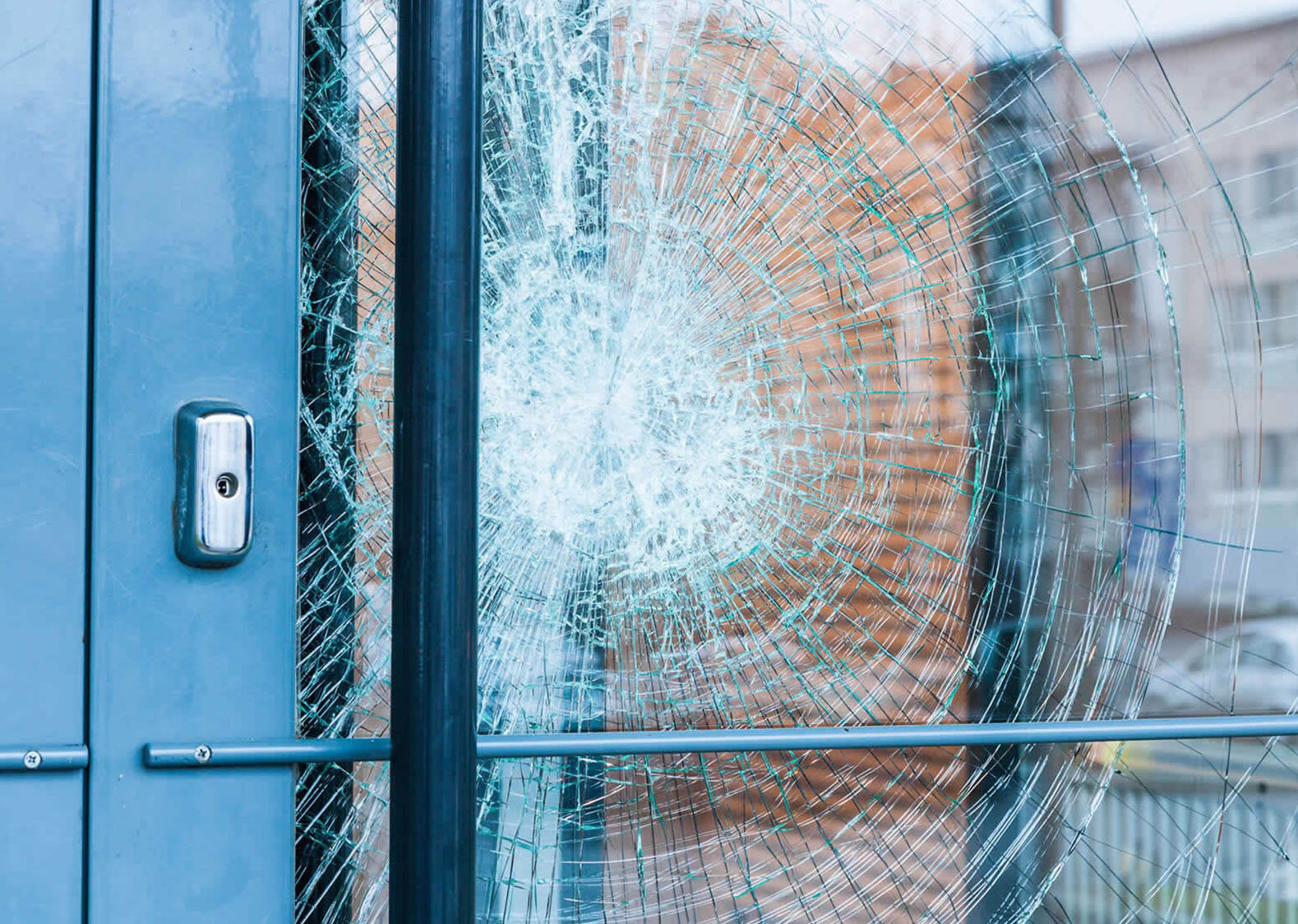 gebrochene Fensterscheibe